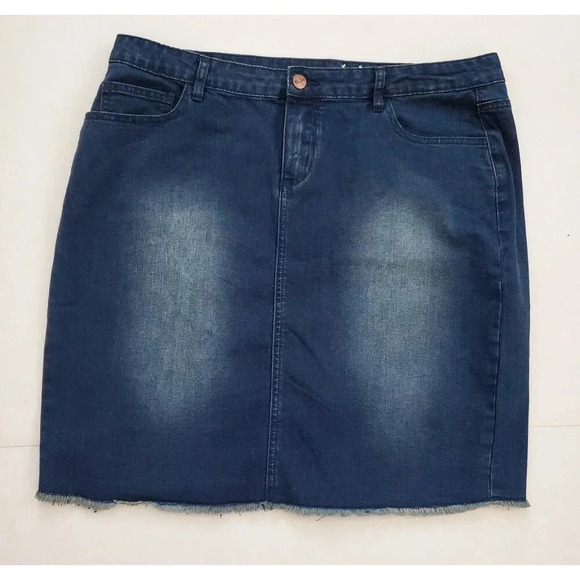 Women's EVY'S TREE Short Denim Skirt Raw Hem Fade Patches SZ 10/12 - Picture 2 of 10